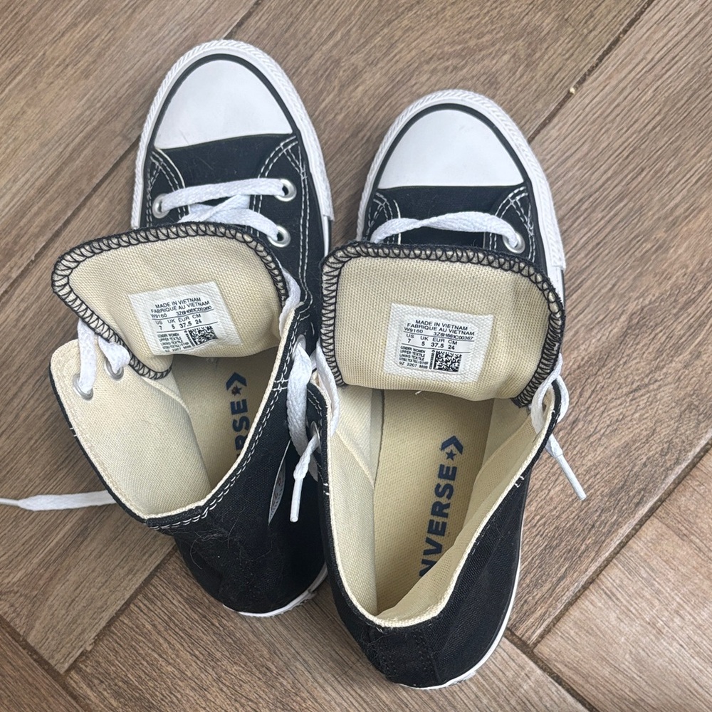 Converse Black and White All Star High-Tops (Sz 7) Never Worn - Picture 2 of 4